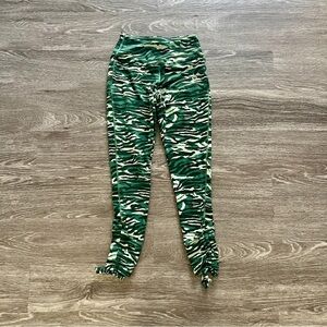 Ryderwear workout Green Camo scrunchy butt leggings
